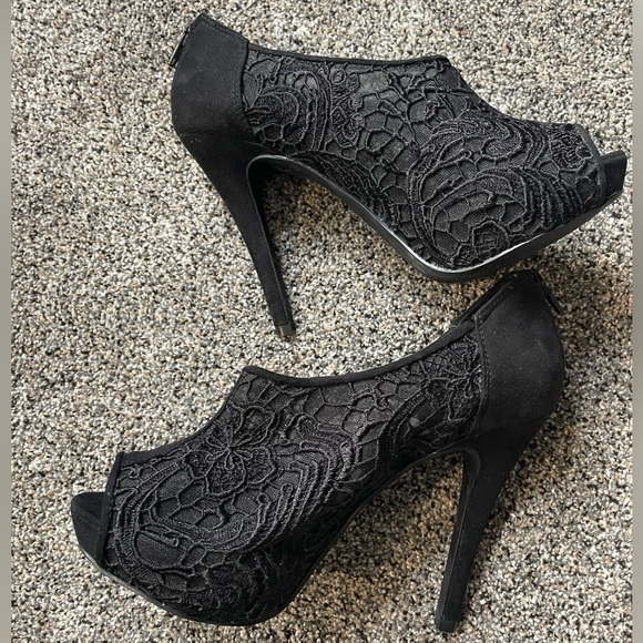 Elle Lace Platform Pumps - Picture 1 of 9